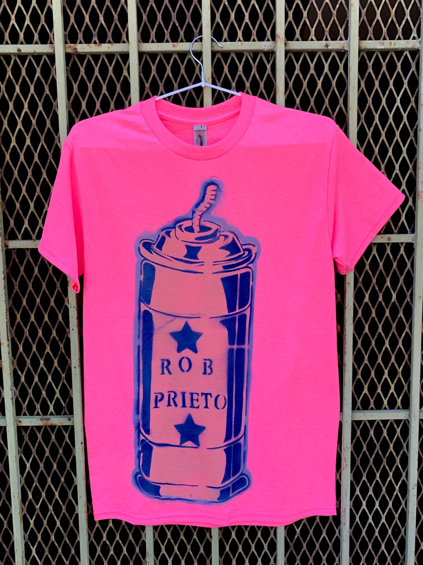 Rob Prieto - T SHIRT "SPRAY CAN" HOT PINK