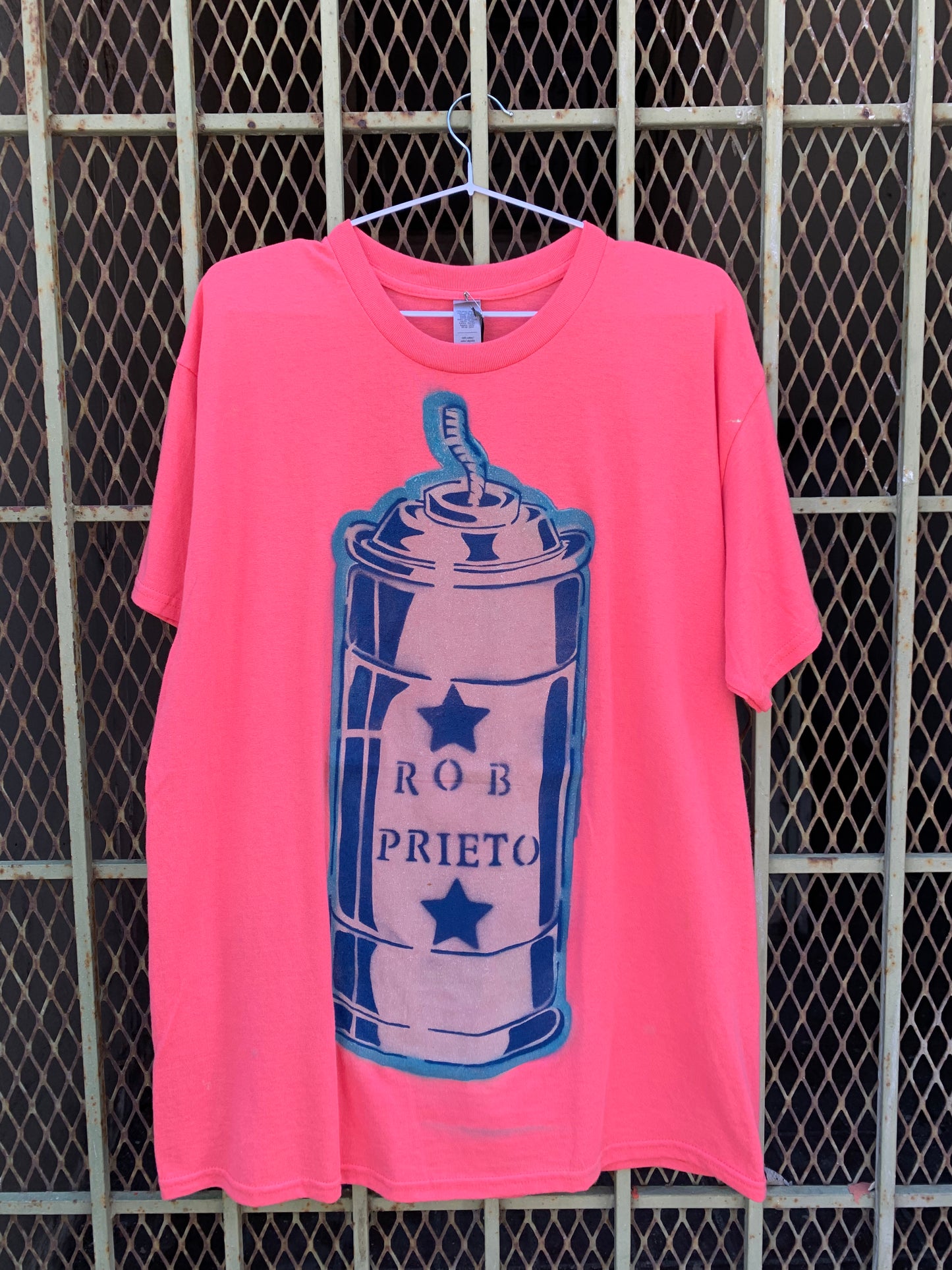 Rob Prieto - T SHIRT "SPRAY CAN" CORAL PINK