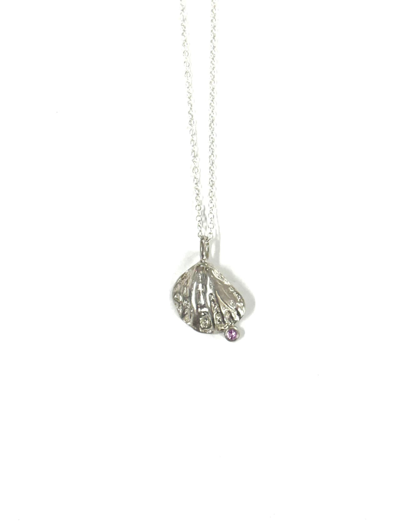 Roque Designs - "CONCHITA" PENDANT CON CADENA