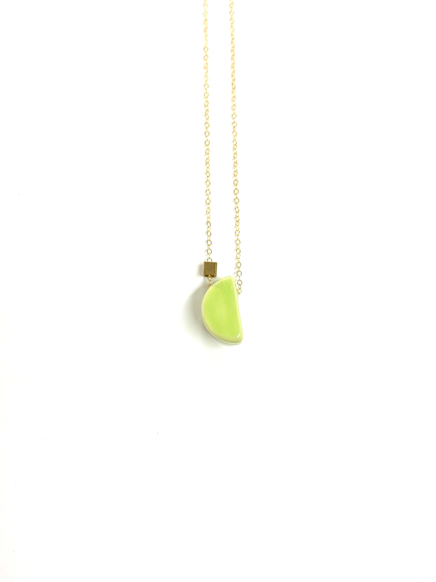 Itsari - COLLAR SEMI CÍRCULO / VARIEDAD DE COLORES