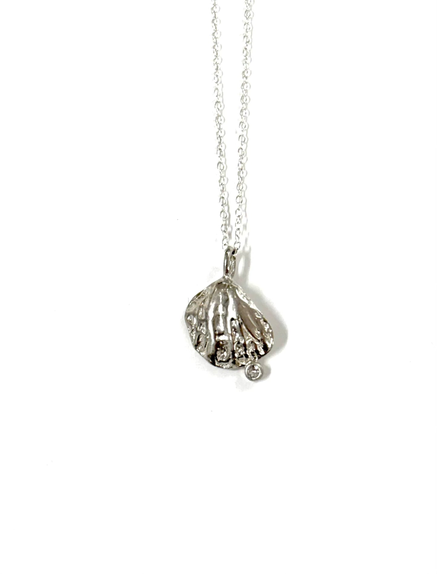 Roque Designs -  "CONCHITA" PENDANT CON CADENA