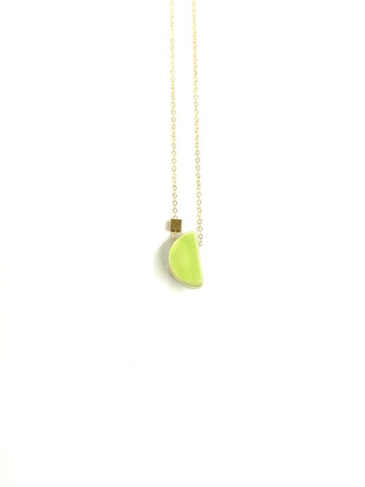 Itsari - COLLAR SEMI CÍRCULO / VERDE LIMA